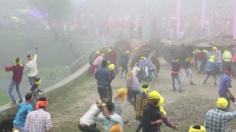 A coups de bâtons et de pierres, les Indiens célèbrent le Bagwal Mela, un festival sanglant