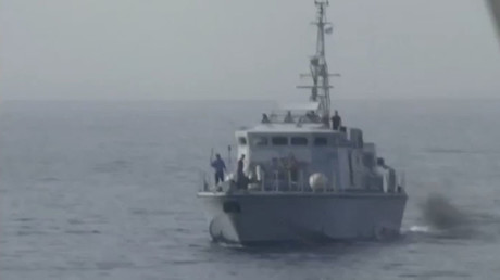 Un garde-côte libyen menace de tirer sur le navire d'une ONG de sauvetage de migrants (VIDEO)