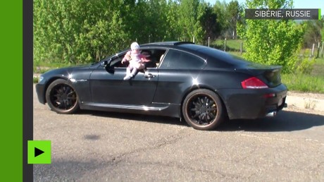 Russie : un homme sort un bébé par la fenêtre de sa BMW et s’engage sur la route