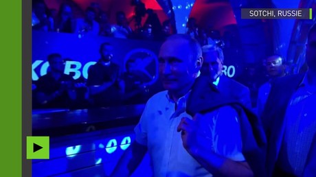 Vladimir Poutine assiste à une compétition de sambo à Sotchi