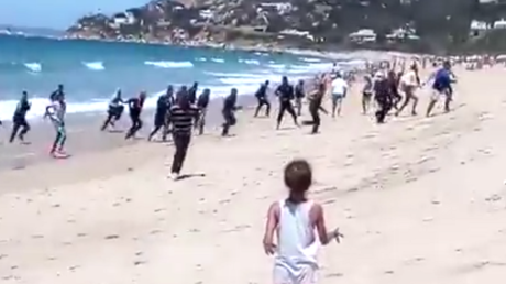 En Espagne, des migrants débarquent sur une plage à la surprise des baigneurs (VIDEO)