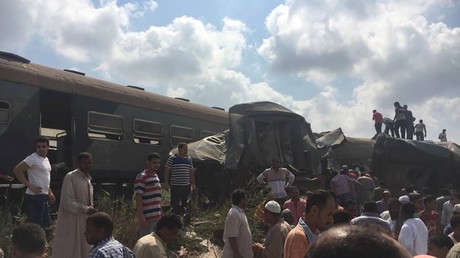 Au moins 36 morts dans une collision de trains en Egypte (IMAGES)