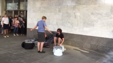 Moscou : des spectateurs chassent une employée du métro empêchant des musiciens de jouer 