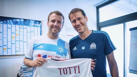 Emmanuel Macron voudrait des vacances sans photos... mais pose pour des photos en vacances (IMAGES)