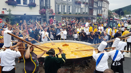 Belgique : une omelette géante de 6 500 œufs en plein scandale du fipronil à Malmedy