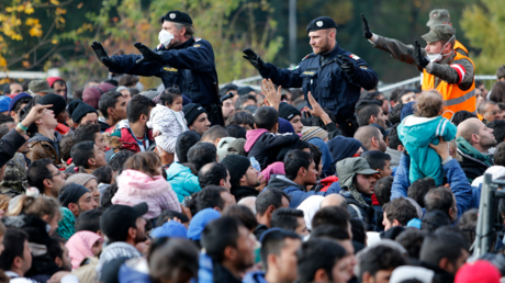 Des policiers autrichiens submergés par un afflux massif de migrants à la frontière avec la Slovénie en 2015 (illustration)