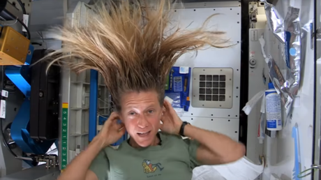Une astronaute de la NASA montre comment se laver les cheveux en apesanteur