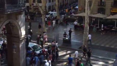 Les images et les réactions qui ont suivi l’attentat de Barcelone 