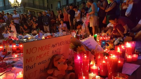Barcelone : hommage nocturne sur Las Ramblas au lendemain de l'attentat meurtrier (IMAGES)
