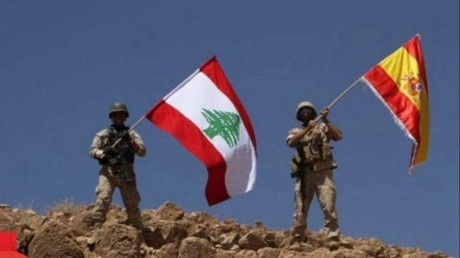 Des soldats libanais hissent le drapeau espagnol le 19 août