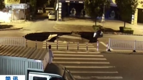 Chine : un motard tombe dans un gouffre en plein milieu de la chaussée