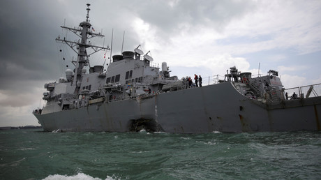 Le destroyer lance-missiles USS John S. McCain après sa collision au large de Singapour