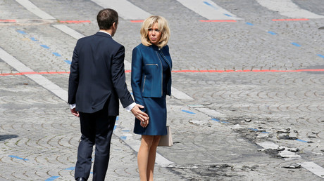 Emmanuel Macron «sous le patronage» de sa femme ? La toile circonspecte face au statut de Brigitte