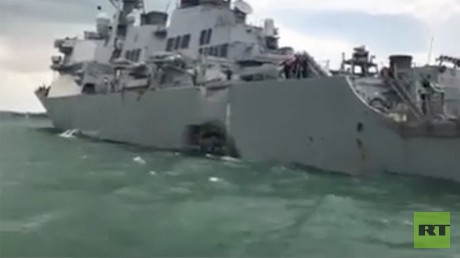 Collision entre un destroyer américain et un cargo : 10 marins portés disparus et un énorme trou