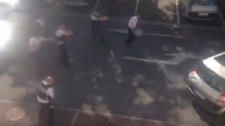 Loiret : la police crible de balles un homme armé d'un couteau dans sa voiture (VIDEO)
