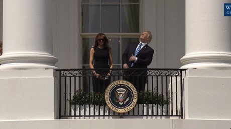 Donald Trump regarde l’éclipse solaire… sans lunettes