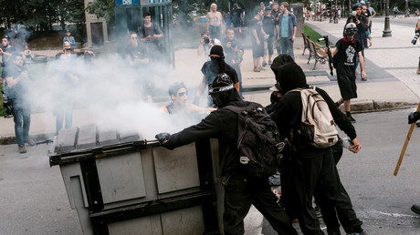 Rassemblement nationaliste à Québec : des activistes pro-immigration affrontent la police (VIDEO)