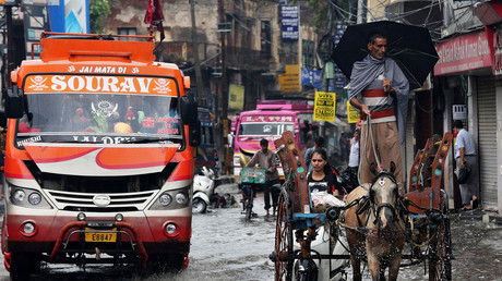 Un ministre indien urine dans la rue en pleine campagne contre l'insalubrité des villes (PHOTOS)