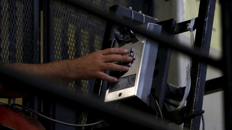 Autoriser les «portables bridés» dans les prisons ? L'idée du garde des Sceaux enflamme Twitter