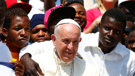 «Rempart des réfugiés», «naïveté»... Les propos du pape sur les migrants interpellent les politiques