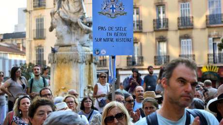 Mélenchon vient à Marseille défendre un site antique grec menacé par des logements de luxe