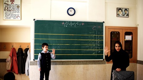 Iran : les professeurs qui louchent, ont de l'acné ou manquent de dents ne pourront plus enseigner