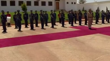 Une fanfare militaire libyenne massacre God save the Queen pour la visite de Boris Johnson (VIDEO)