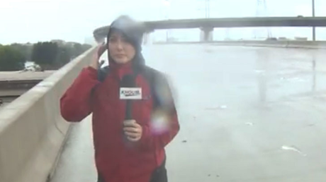 Une journaliste, en couvrant l'ouragan Harvey, sauve la vie d'un homme pris au piège (VIDEOS)