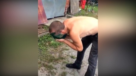 Le chauffeur de taxi qui avait obligé ses clientes à se colorer le visage forcé de faire de même