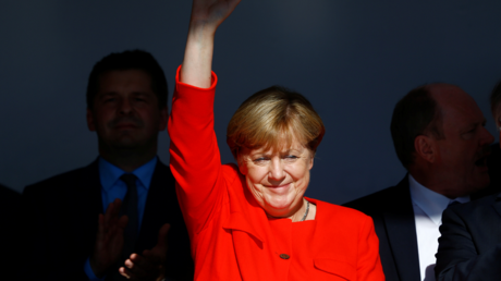 Croulant sous les plaintes et huée par des anti-immigration, Merkel défend sa politique migratoire