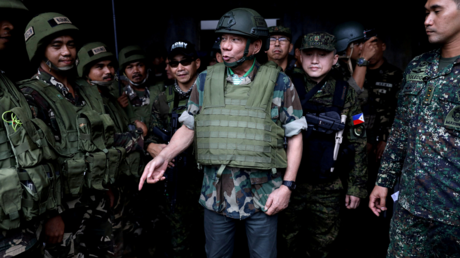 Le président philippin Rodrigo Duterte passe en revue les troupes de l'armée des philippines le 24 août 2014 