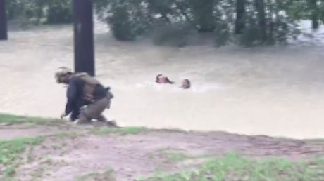 Houston : une femme sauvée des inondations