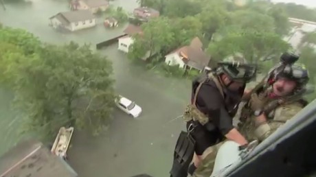 Un hélicoptère militaire sauve des sinistrés au Texas