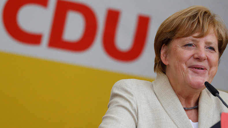 Angela Merkel touchée par une tomate lors d'un meeting (VIDEO)