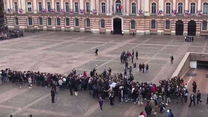 «Bain de foule», vraiment ? Macron accueilli par des opposants à la baisse des APL à Toulouse