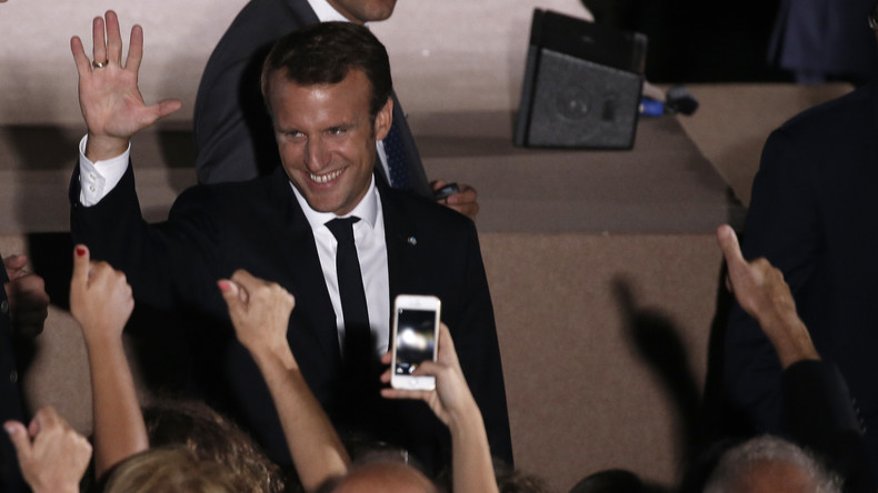 Sur la colline du Pnyx, Emmanuel Macron se livre à une escroquerie majeure
