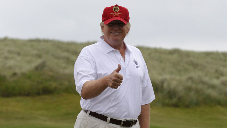 Sur Twitter, Trump fait trébucher Clinton d'un «swing» dans le dos (IMAGES)
