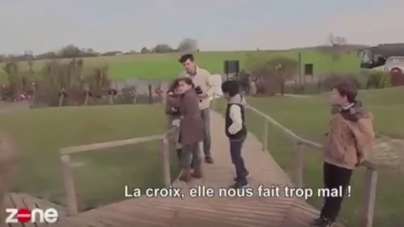 Des jeunes musulmans refusent d'approcher une croix : «attendrissant», pour leur professeur