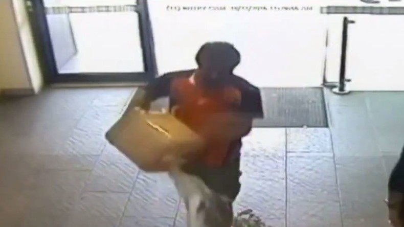 La banque étant trop lente à le satisfaire, un migrant y met le feu (VIDEO CHOC)