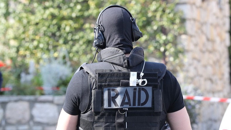 Deux hommes armés d'une hache et d'un tournevis, hurlant «Allah Akbar», interpellés en Isère