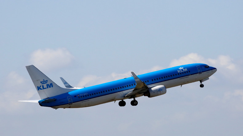 Japon : un panneau se décroche d'un avion et tombe sur une voiture après une chute de 2 400 mètres