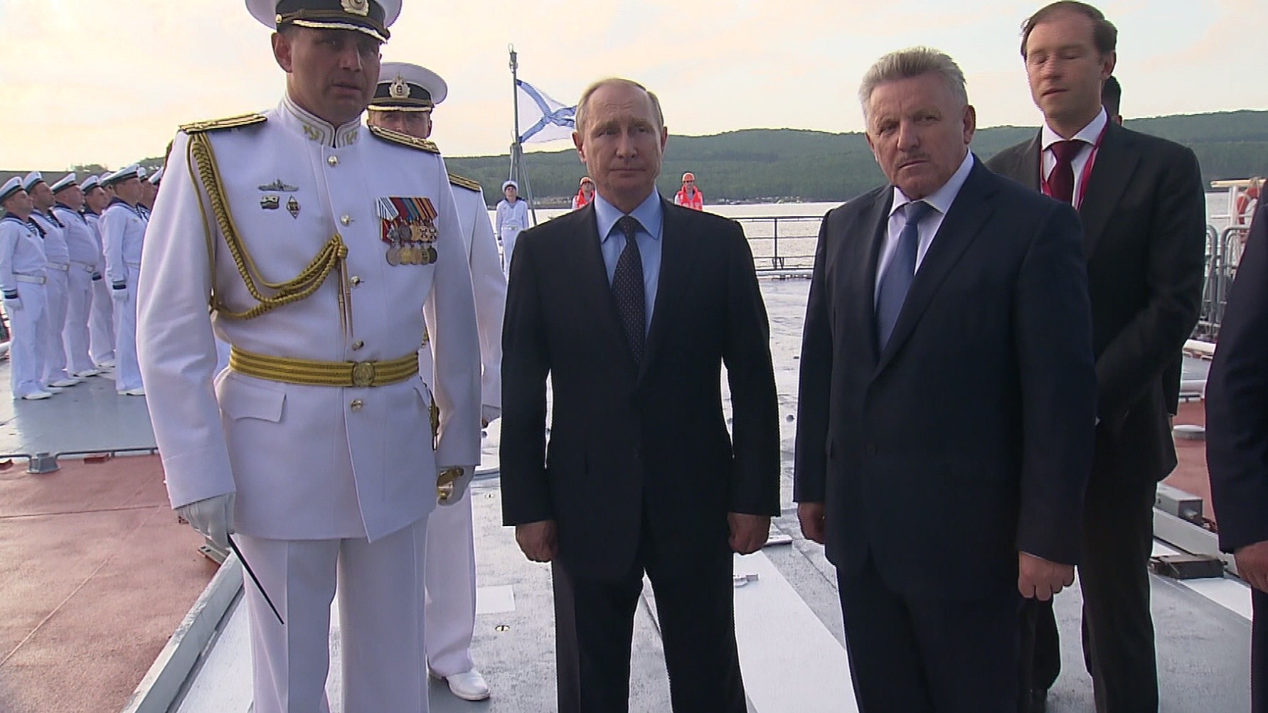 Vladimir Poutine monte à bord d'une corvette à Vladivostok — RT en français