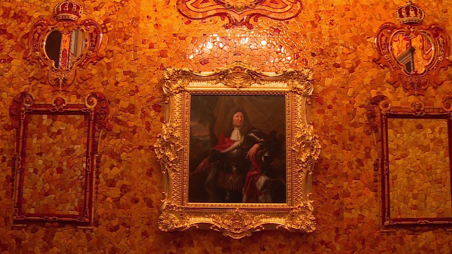 Янтарную комнату подарил петру. Эрмитаж янтарная комната. Янтарную комнату подарил петру. Янтарная комната в екатерининском дворце. Мозаики из янтарной комнаты.