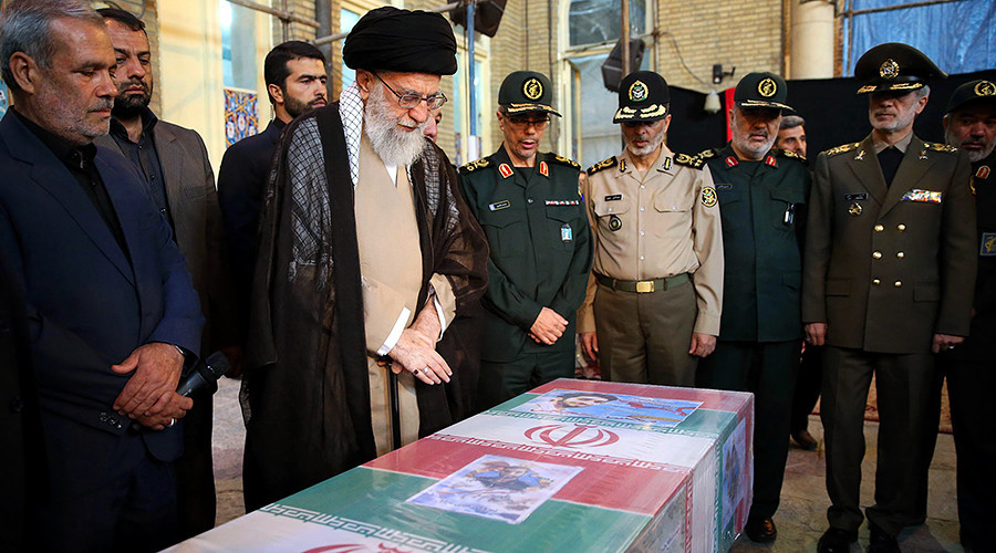Cortège funèbre immense à Téhéran en hommage à un Gardien de la révolution décapité par Daesh