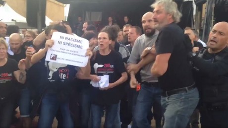 Le maire FN de Hayange chahuté par des militants anti-spécistes lors de la fête du cochon (VIDEO) 