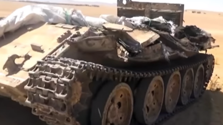 Armes à feu et blindés enterrés : l'arsenal de Daesh révélé après la libération de Deir-ez-Zor