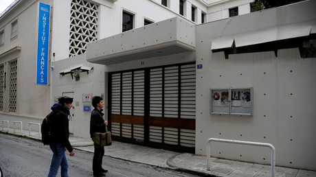 Grèce : peinture jetée sur l'Institut français avant la visite de Macron (IMAGES)
