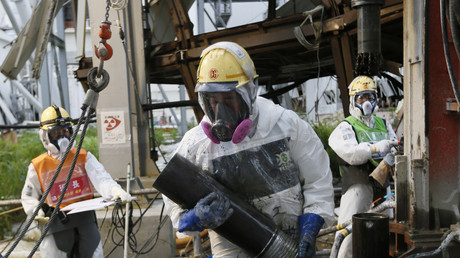 Ouvriers œuvrant pour la décontamination du site de Fukushima, en pleine construction d'un mur de glace autour de quatre unités du site.  