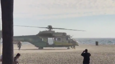 Un hélicoptère de police atterrit sur la plage de Santa Monica après une alerte à la bombe