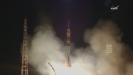 Une fusée Soyouz s'envole vers l'ISS avec trois spationautes à son bord 